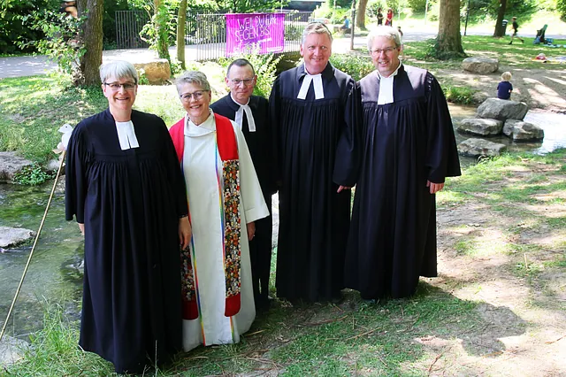 Tauften in und an der Pader, v.l.n.r.: Pfarrerin Daniela Walter (Kirchengemeinde Paderborn), Pfarrerin Sabine Sarpe (Kirchengemeinde Borchen), Pfarrer Dr. Eckhard Düker, Pfarrer Gunnar Grahl, Pfarrer Thomas Walter (alle drei Kirchengemeinde Paderborn)